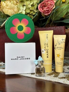 Marc Jacobs Daisy Mini Fragrance Gift Set Green Floral Pouch Toilette Lotion